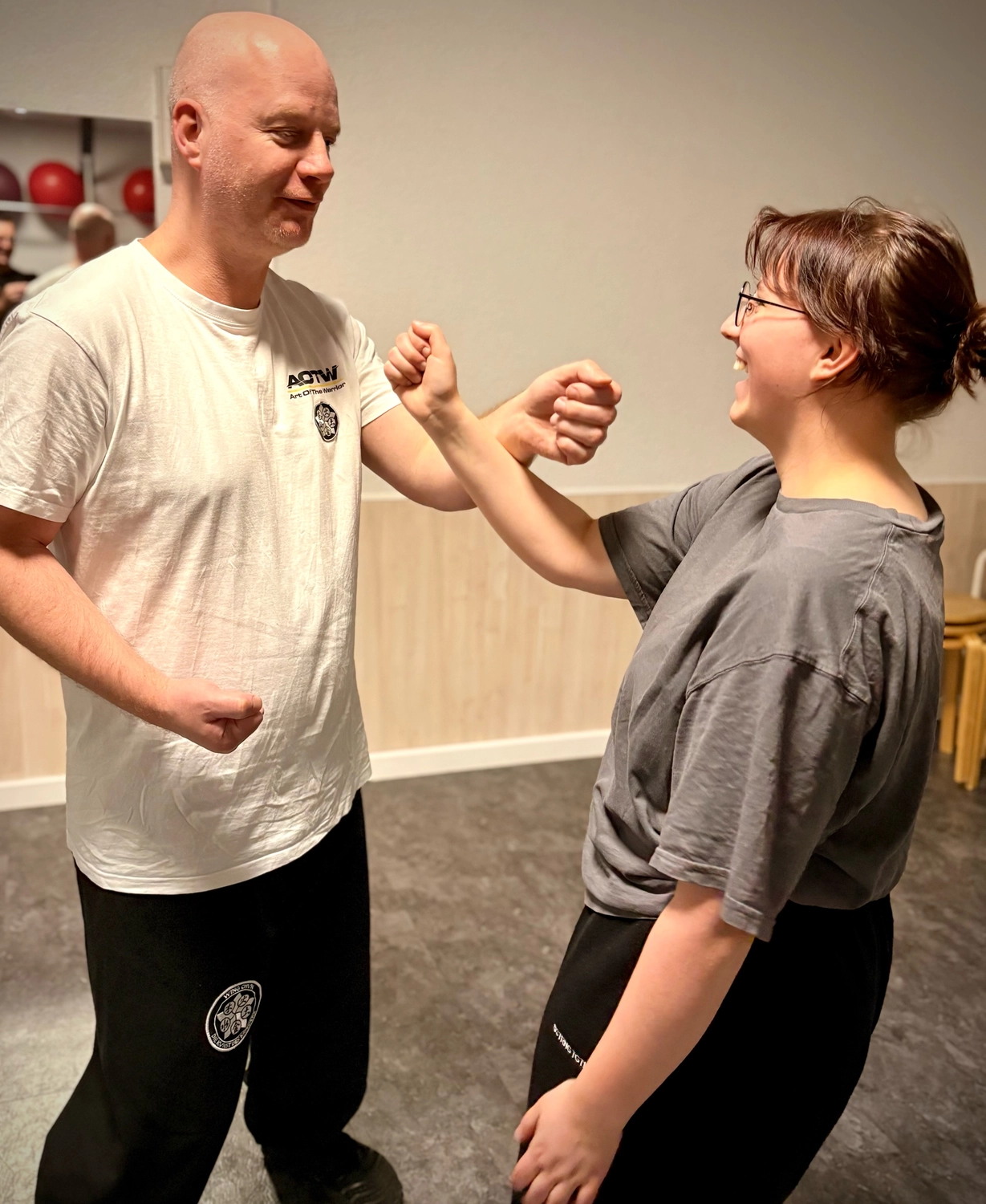 Wing Chun, Art of the Warrior - Männerhände mit einem schwarzen Verband umwickelt